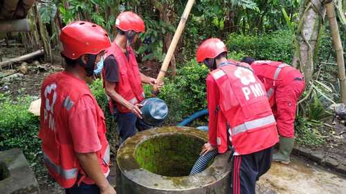 Pasca Banjir, Relawan Wash PMI Jember Lakukan Normalisasi Sumur Warga