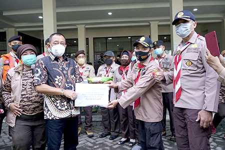 Wawali Armuji Berangkatkan Bantuan Pramuka Surabaya untuk Korban Semeru