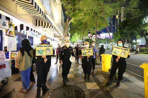 Cegah Varian Omicron, Praja IPDN Sosialisasikan Prokes di Tunjungan Romansa Surabaya