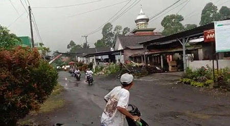 Erupsi Semeru, Wilayah Malang Diguyur Hujan Abu
