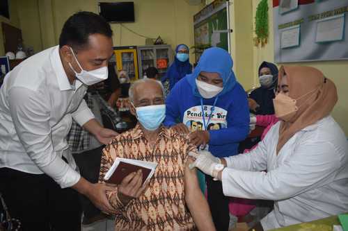 Percepat Vaksin Dosis Tiga, Pemkot Surabaya Gelar Vaksinasi Massal Lansia di Balai RW