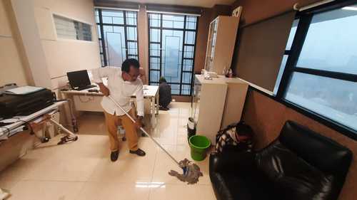 Hujan Lebat, Ruangan Wakil Ketua DPRD Surabaya Kebocoran