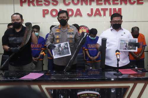 Polda Jatim Bekuk Sindikat Pencurian Kabel Telkom Wilayah Jatim dan Jateng
