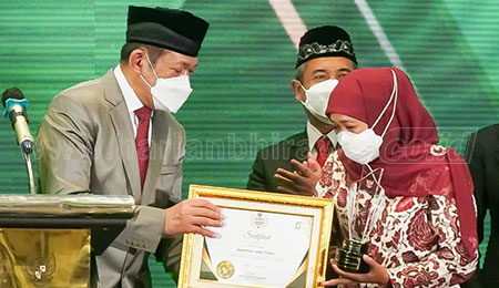 Dukung Gerakan Zakat Indonesia, Khofifah Terima Penghargaan Baznas Award 2022