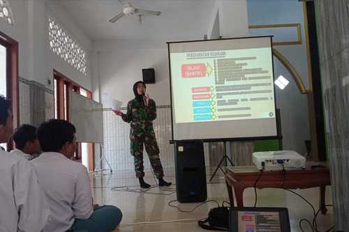 Sertu K Yusmita Sosialisasikan Rekrutmen TNI Jalur Santri Lamongan
