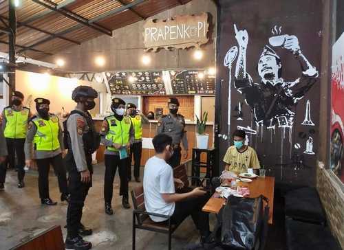 Polda Jatim Kembali Menyasar Penerapan Prokes di Warkop Surabaya