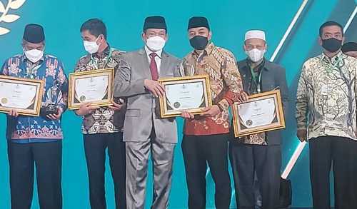 Dukung Gerakan Zakat, Wali Kota Surabaya Terima BAZNAS Award 2022
