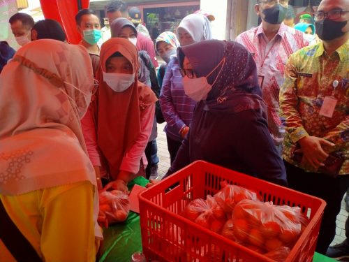 Bupati Mundjidah Pantau Operasi Pasar Komoditas Sembako di Pasar Citra Niaga Jombang