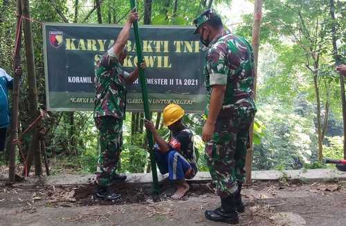 Karya Bakti TNI Satkowil Koramil 0818/08 Wagir, Pasang Tiang Lampu di Daerah Rawan