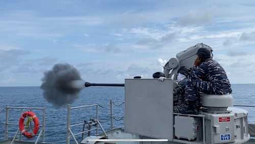 Satuan Kapal Eskorta Koarmada II Tembakkan Meriam Bofors ke Pulau Gundul