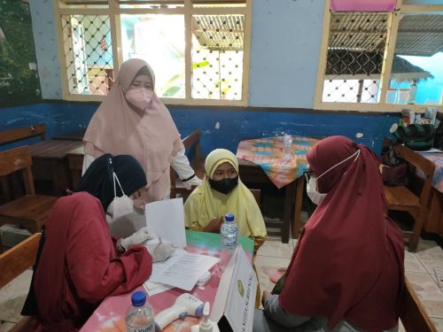 Ratusan Siswa SDI Al-Abror Situbondo Sukseskan Vaksinasi Umur 6-11 Tahun