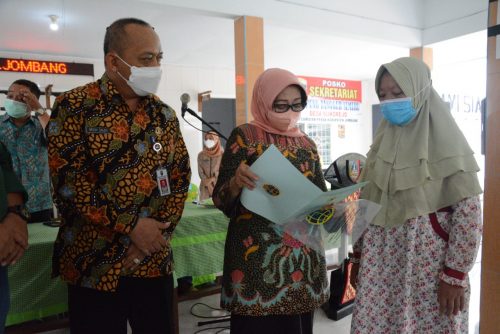 Bupati Mundjidah Serahkan Sertifikat Program PTSL Warga Sukorejo Perak Jombang