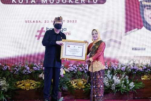 Wali Kota Mojokerto Terima Tiga Penghargaan Kemenpan RB