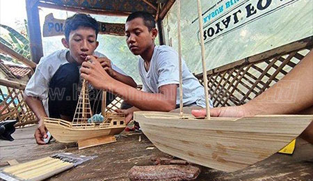 Dua Pelajar Kota Probolinggo Buat Miniatur Kapal Pinisi dari Bambu