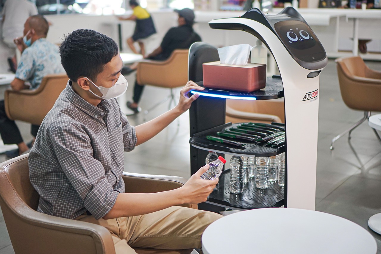Pertama di Indonesia, Auto2000 Operasikan Robot Berikan Layanan pada Pelanggan