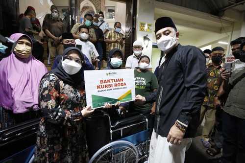 Wali Kota Surabaya dan Baznas Bagikan Kursi Roda dan Sembako