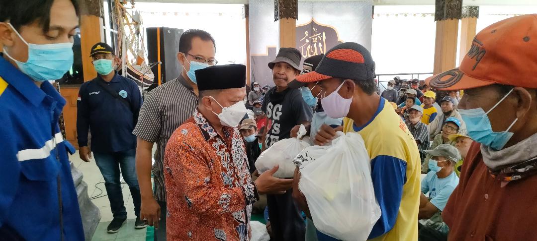 Sehari, Dinsos Kabupaten Situbondo Salurkan 750 Paket Sembako untuk Abang Becak