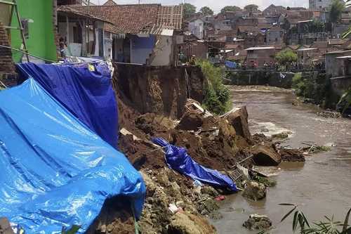05-FOTO LINTAS 1 mut Pemkot Malang Berikan Bantuan Ke 11 Keluarga Korban Longsor Muharto