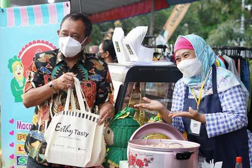 Jelang Lebaran, UMKM Hampers dan Kue Kering di Surabaya Banjir Pesanan