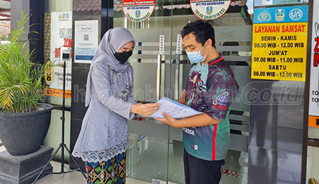 Hari Kartini, Polwan Kenakan Kebaya Layani Pemohon SIM