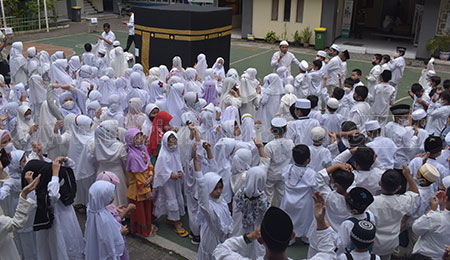 SD Musix Gadung Surabaya Mengikuti DAQ dengan Praktek Manasik Haji