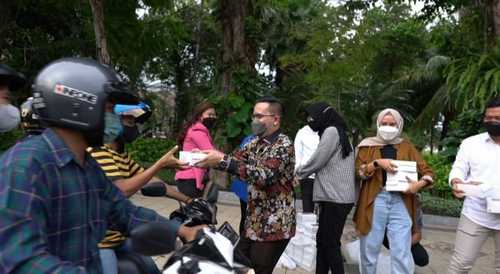 PT Kontak Perkasa Futures Berbagi Takjil di Seluruh Wilayah Surabaya