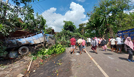 Diduga Human Error, Truk Hantam Sembilan Rumah di Pasuruan