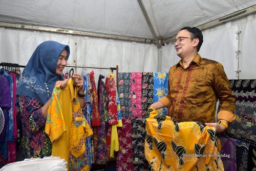Presiden Joko Widodo Ajak Masyarakat Belanja Produk dan Wisata dalam Negeri
