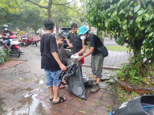 Edukasi Masyarakat, Empat Komunitas Bondowoso Bersih-bersih di Jantung Kota