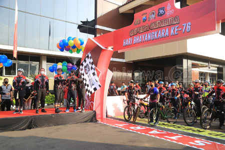 Sepeda Gembira Polda Jatim Warnai Peringatan HUT ke-76 Bhayangkara