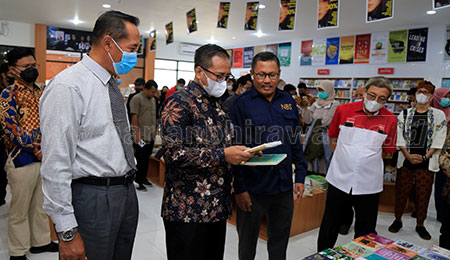 21-mut-Soft-Launching–New-Book-Store-UMM-Dilakukan-Sekjen-Kementerian-PUPR