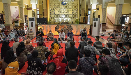 Cara Unik Wali Kota Eri Terima Aduan Warga Surabaya