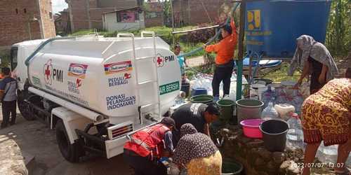 Musim Kemarau, PMI Kabupaten Jember Distribusikan 20.000 Liter Air Bersih