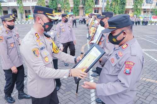 Kapolres Situbondo Beri Reward Khusus bagi Anggota Polisi Berprestasi