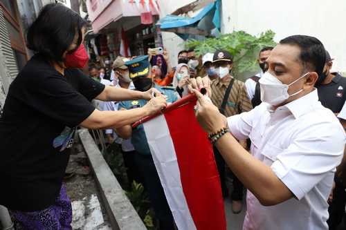Wali Kota Surabaya Bagikan Ribuan Bendera ke Warga Jelang HUT RI