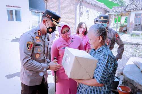 Kapolres dan Ketua Bhayangkari Blusukan Beri Bantuan Warga Miskin dan Lansia