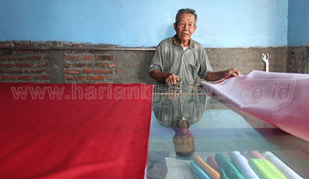 Melihat Produksi Umbul-umbul dan Bendera dari Kaliwungu, Jombang