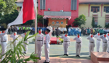 18-fen-SMPN-42-Surabaya-Tuan-Rumah-Upacara-Bendera-Peringatan-HUT-Kemerdekaan-RI