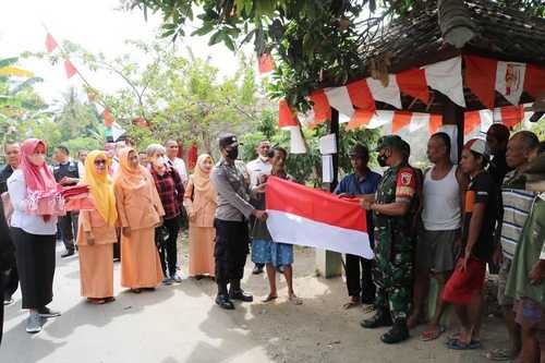 Semarakkan HUT RI Ke-77, Bakesbangpol Kabupaten Situbondo Bagikan Bendera Gratis