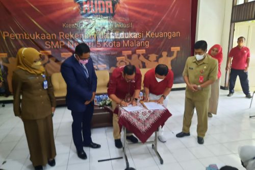 OJK dan Bank Jatim Cabang Malang Edukasi Siswa SMP Gemar Menabung
