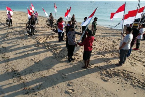 Pemerintah Kabupaten Probolinggo Bagikan Bendera Nelayan Gili Ketapang
