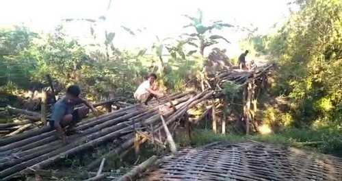 Rusak Parah, Jembatan Bambu Desa Gunung Rancak Kabupaten Sampang Membahayakan