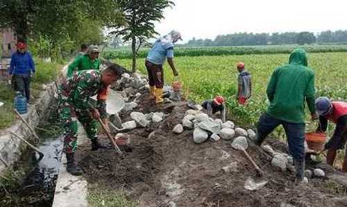 Anggota Koramil 0814/03 Tembelang Karya Bhakti Perbaiki Tanggul Penahan Tanah
