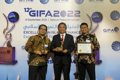 PT Bursa Efek Indonesia Terima Penghargaan The Best Islamic Capital Market 2022