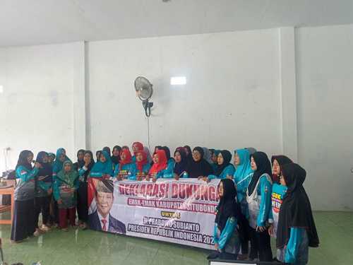 Emak-Emak Relawan Bung Karna Dukung Deklarasi Kemenangan Prabowo Jadi Presiden