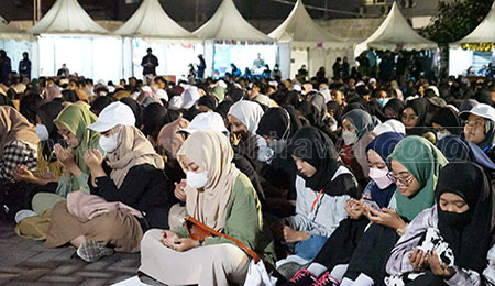 Ribuan Maba UM Surabaya Gelar Doa Bersama untuk Korban Tragedi Stadion Kanjuruhan