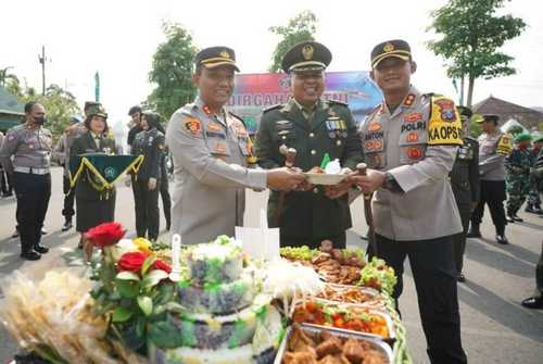 Rayakan HUT Ke-77 TNI, Polisi Madiun Beri Kejutan Korem 081 DSJ