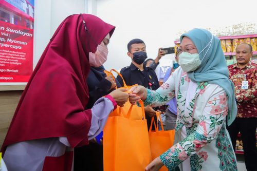 Menteri Ketenagakerjaan Ida Fauziyah Temui Penerima BSU di Kota Padang