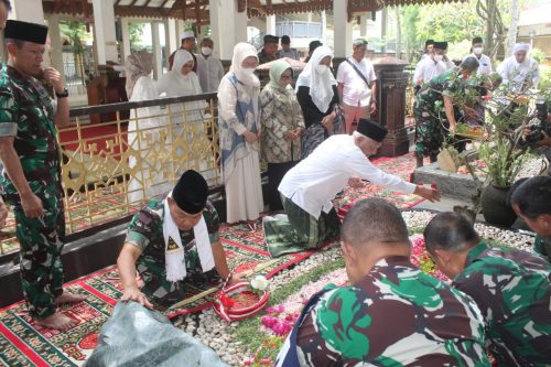 HUT Ke-77 TNI, Kasad Dudung Abdurachman Ziarah ke Makam Gus Dur