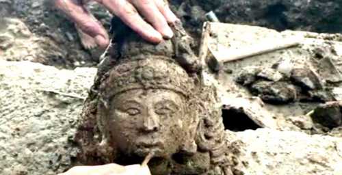Ekskavasi Pertama Temukan Empat Fragmen Ukiran Batu Hewan Mitologi Hindu-Budha